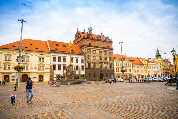 Пльзень, Чехия - 22.08.2021: Люди на главной площади старого города Пльзень в Чешской Республике