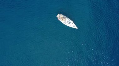 Yaz günü Hırvatistan yakınlarındaki Adriyatik Denizi 'nde bir yelkenlinin manzarası