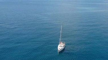 Yaz günü Hırvatistan yakınlarındaki Adriyatik Denizi 'nde bir yelkenlinin hava manzarası