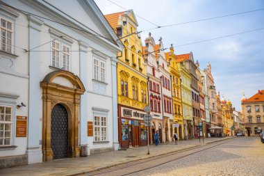 Plzen, Çek Cumhuriyeti - 22,08.2021: Çek Cumhuriyeti 'nin eski Plzen kentinin ana meydanındaki insanlar