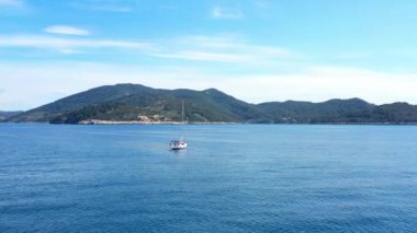 Yaz günü Hırvatistan yakınlarındaki Adriyatik Denizi 'nde bir yelkenlinin hava manzarası