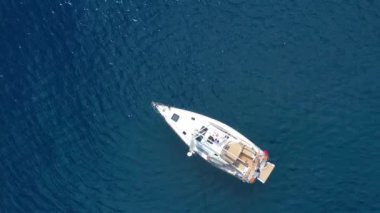 Yaz günü Hırvatistan yakınlarındaki Adriyatik Denizi 'nde bir yelkenlinin manzarası