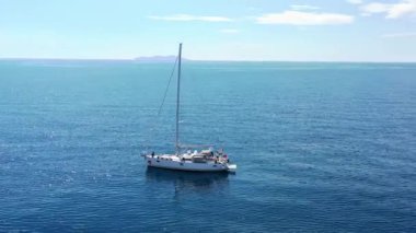 Yaz günü Hırvatistan yakınlarındaki Adriyatik Denizi 'nde bir yelkenlinin hava manzarası
