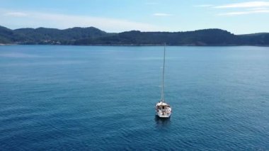 Yaz günü Hırvatistan yakınlarındaki Adriyatik Denizi 'nde bir yelkenlinin hava manzarası