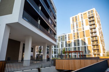 Prag, Çek Cumhuriyeti - 04.09.2021: Zizkov ilçesinde Vackov çevresinde yeni evler. Park yakınlarındaki lüks konutlar. Prag 3 'te ikametgah.