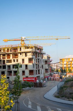 Prag, Çek Cumhuriyeti - 04.09.2021: Çek Cumhuriyeti 'nin Prag 3 bölgesindeki Zizkov ilçesinde Vackov etrafında vinçle yeni modern konut inşa mekanizması çalışması.