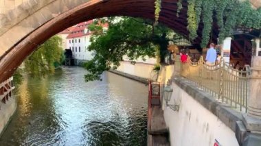 Prag, Çek Cumhuriyeti - 04.09.2021: Kampa adası ve Certovka kanalı, aynı zamanda şeytan akıntısı ve onun ünlü yel değirmenlerinden biri. Prag, Çek Cumhuriyeti