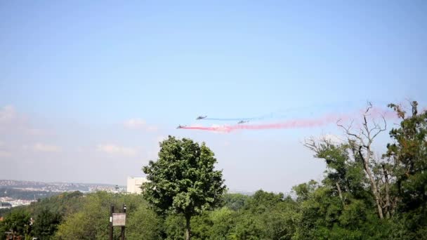 Helicópteros de combate dejando huellas de colores rojo, azul y blanco en honor al regreso de militares checos de Afganistán, Praga, República Checa — Vídeo de stock