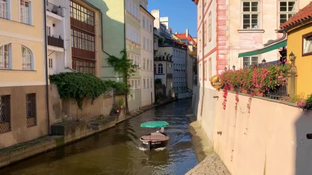 Praha - 06.09.2021: Vyhlídková loď na Čertovce v Malé Straně, Praha. Kanál Certovka odvádí vodu z řeky Vltavy a nazývá se také Malé Pražské Benátky. — Stock video