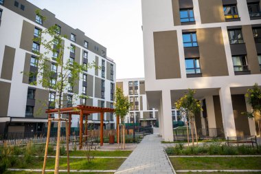 Prag, Çek Cumhuriyeti - 04.09.2021: Zizkov ilçesinde Vackov çevresinde yeni evler. Park yakınlarındaki lüks konutlar. Prag 3 'te ikametgah.