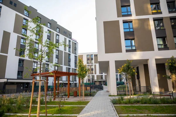 Prag, Çek Cumhuriyeti - 04.09.2021: Zizkov ilçesinde Vackov çevresinde yeni evler. Park yakınlarındaki lüks konutlar. Prag 3 'te ikametgah.