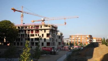 Prag, Çek Cumhuriyeti - 04.09.2021: Çek Cumhuriyeti 'nin Prag 3 bölgesindeki Zizkov ilçesinde Vackov etrafında vinçle yeni modern konut inşa mekanizması çalışması