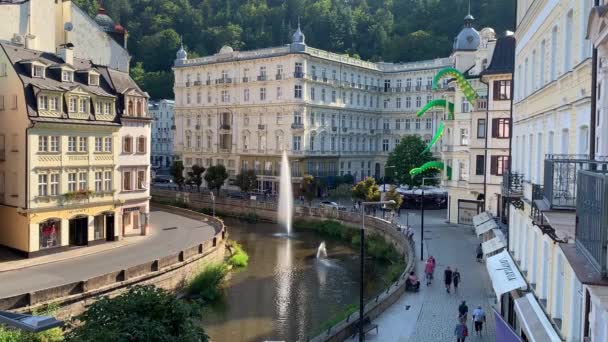 Karlsbad, Tschechische Republik - 13.09.2021: Blick auf die Karlsbader Altstadt mit Touristen, Tschechien, Europa — Stockvideo