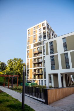 Prag, Çek Cumhuriyeti - 04.09.2021: Zizkov ilçesinde Vackov çevresinde yeni evler. Park yakınlarındaki lüks konutlar. Prag 3 'te ikametgah.