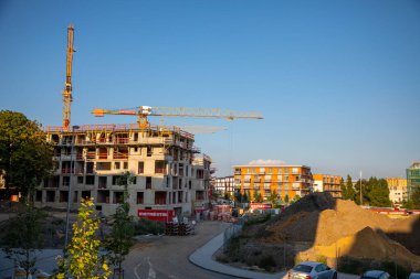Prag, Çek Cumhuriyeti - 04.09.2021: Çek Cumhuriyeti 'nin Prag 3 bölgesindeki Zizkov ilçesinde Vackov etrafında vinçle yeni modern konut inşa mekanizması çalışması.