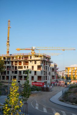 Prag, Çek Cumhuriyeti - 04.09.2021: Çek Cumhuriyeti 'nin Prag 3 bölgesindeki Zizkov ilçesinde Vackov etrafında vinçle yeni modern konut inşa mekanizması çalışması.