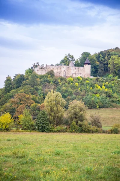 Ruinas de la antigua fortaleza medieval de Frankopan Novigrad y paisaje rural en Croacia — Foto de Stock