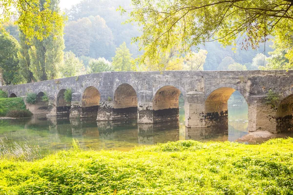 Oude stenen brug aan de rivier de Dobra in de provincie Karlovac, Kroatië — Stockfoto