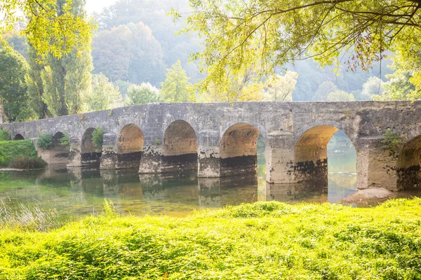 Alte steinerne Brücke über den Fluss Dobra in Karlovac, Kroatien — Stockfoto