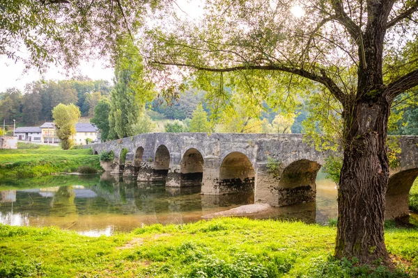  Hırvatistan 'ın Karlovac ilçesindeki Dobra Nehri üzerindeki eski taş köprü 