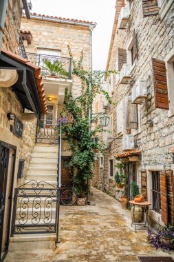 Budva, Karadağ - 17 Eylül 2021: Karadağ 'ın Eski Budva kentindeki Ortaçağ Caddesi