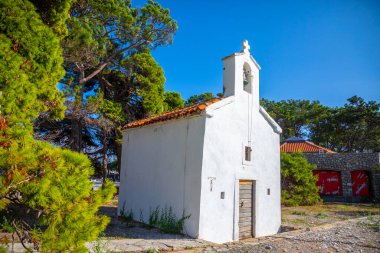 Kilise Adriyatik Denizi üzerinde St. Nicholas Adası. Karadağ