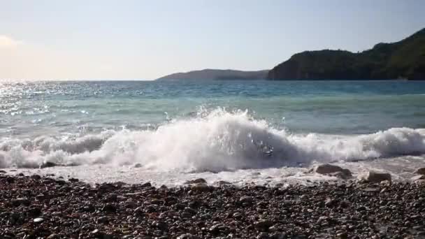 La playa en la isla de San Nicolás en Budva, Montenegro. Playa Paraíso en una isla en el mar — Vídeos de Stock