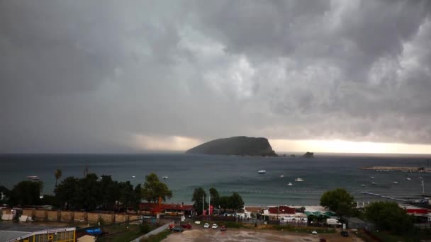 Νησί Αγίου Νικολάου με συννεφιά και θυελλώδεις καιρικές συνθήκες στο Μαυροβούνιο — Αρχείο Βίντεο