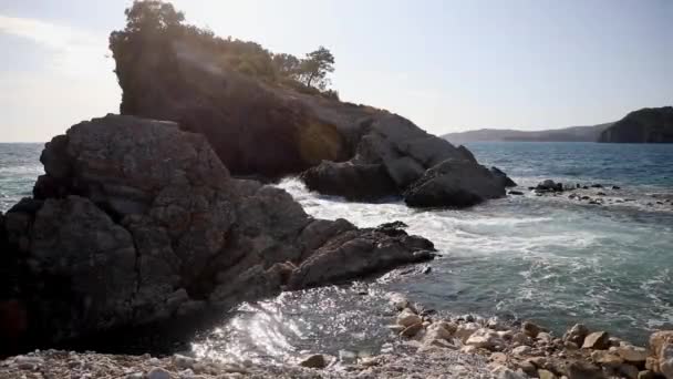 La playa y los acantilados en la isla de San Nicolás en Budva, Montenegro. Playa Paraíso en una isla en el mar — Vídeos de Stock