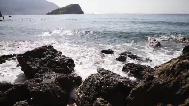 Vlny narážející na skály na pobřeží — Stock video