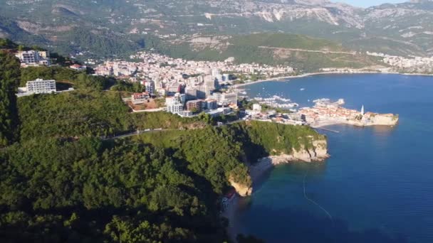 Luchtfoto van de oude stad Budva Montenegro — Stockvideo