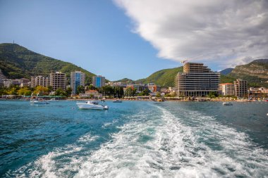 Budva, Karadağ - 20.09.2021: Karadağ 'ın Budva kenti ve St. Nicholas adasının sularından manzara