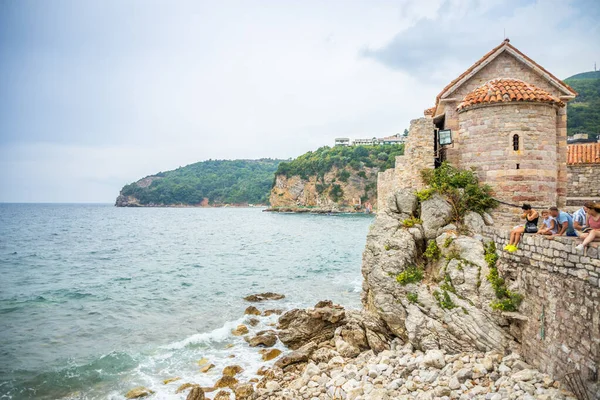 Budva, Montenegro - 17 de setembro de 2021: Pessoas e bela vista do mar a partir da parede da Cidade Velha em Budva, Montenegro — Fotografia de Stock