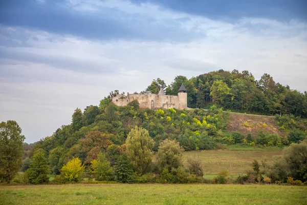 Eski ortaçağ Frankopan kalesi Novigrad ve Hırvatistan kırsalının kalıntıları — Stok fotoğraf