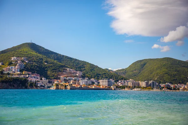 Pohled z vody města Budva v Černé Hoře, pohled z ostrova sv. Mikuláše — Stock fotografie