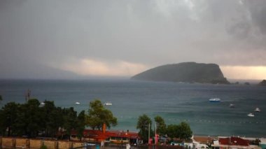 Karadağ'da bulutlu ve fırtınalı havalarda Aziz Nikolaos adası