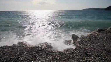 Karadağ 'ın Budva kentindeki Aziz Niklas adasındaki plaj. Denizde bir adadaki cennet kumsalı