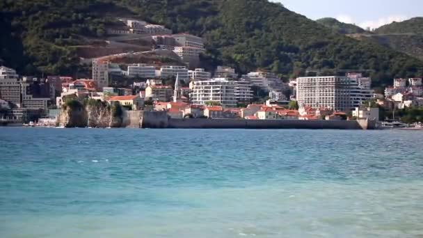 Vista da água da cidade velha de Budva, em Montenegro, vista da ilha de São Nicolau — Vídeo de Stock