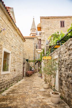 Budva, Karadağ - 17 Eylül 2021: Karadağ 'ın Eski Budva kentindeki Ortaçağ Caddesi