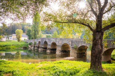  Hırvatistan 'ın Karlovac ilçesindeki Dobra Nehri üzerindeki eski taş köprü 