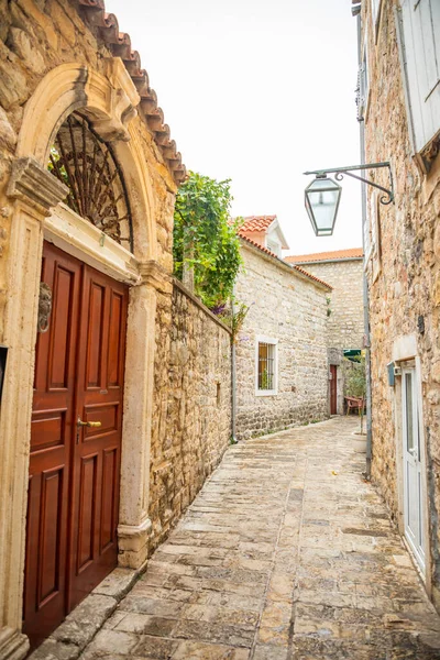 Budva, Czarnogóra - 17 września 2021: Średniowieczna ulica na Starym Mieście Budva, Czarnogóra — Zdjęcie stockowe