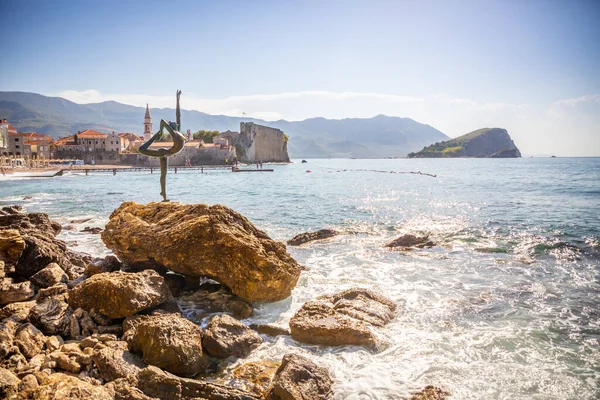 Budva, Montenegro - 18 de setembro de 2021: Estátua de um dançarino no fundo da cidade velha Budva, Montenegro — Fotografia de Stock