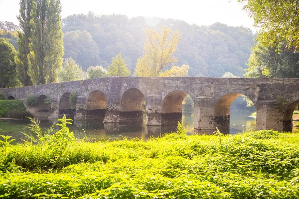 Antiguo puente de piedra sobre el río Dobra en el condado de Karlovac, Croacia — Foto de Stock