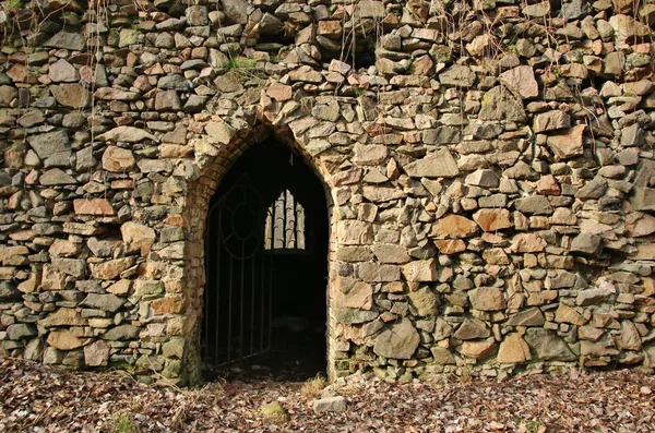 Puerta en la antigua pared de piedra —  Fotos de Stock