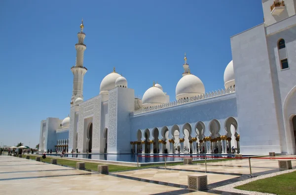 Мечеть шейха Заида бин Султана аль-Нахайяна в Абу-Даби — стоковое фото