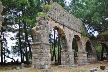 Phaselis Antik su kemeri kalıntıları