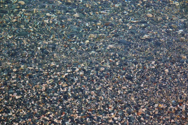 Colorate pietre rotolanti sul fondo del mare — Foto Stock