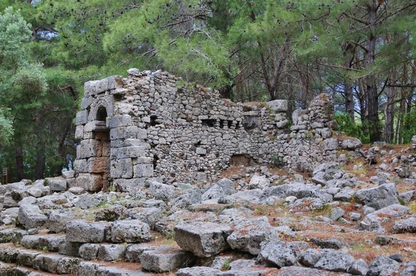 As ruínas do antigo aqueduto em Phaselis — Fotografia de Stock