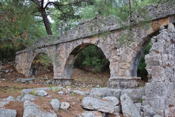 De ruïnes van het oude aquaduct op Phaselis — Stockfoto