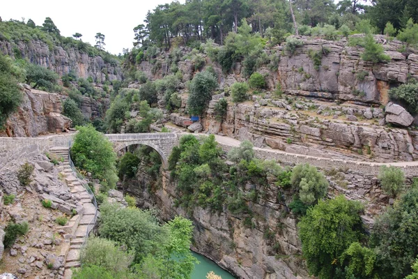 Puente romántico sobre el río — Foto de Stock